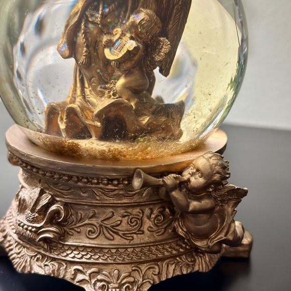 VINTAGE, NATIVITY MUSICAL GLITTER, SNOW GLOBE.COLLECTIBLE, GOLD-COLORED NATIVITY - Picture 4 of 6